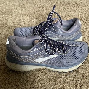 Brooks Ghost 12 running shoes